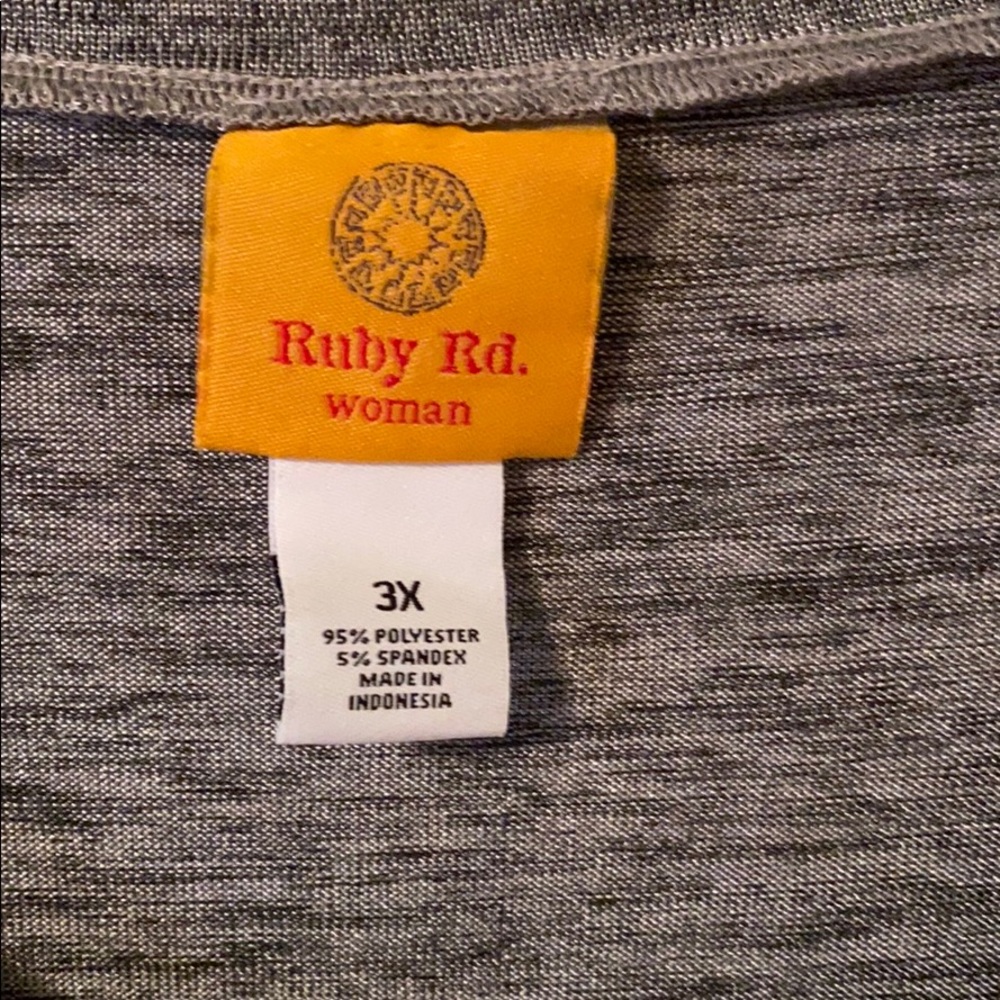 Beautiful top - Picture 3 of 3